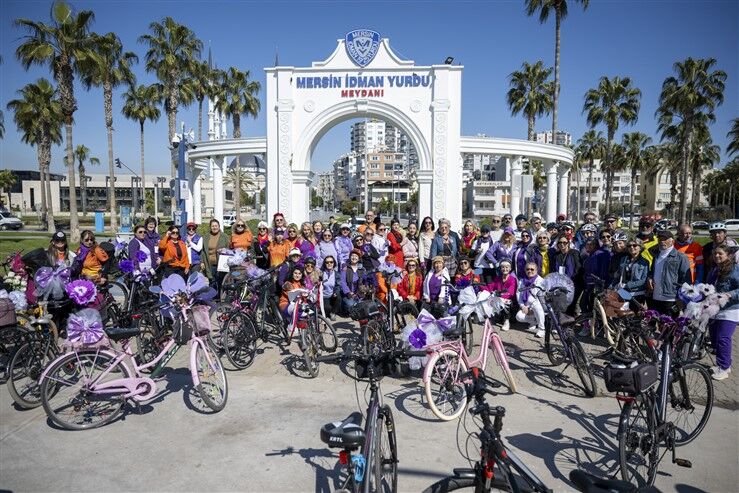 Mersi̇n Büyükşehi̇r İle ‘Eşi̇t Mersi̇n’i̇n Emekçi̇ Kadinlari’ 8 Mart’ta Bi̇r Araya Geldi̇ (2)