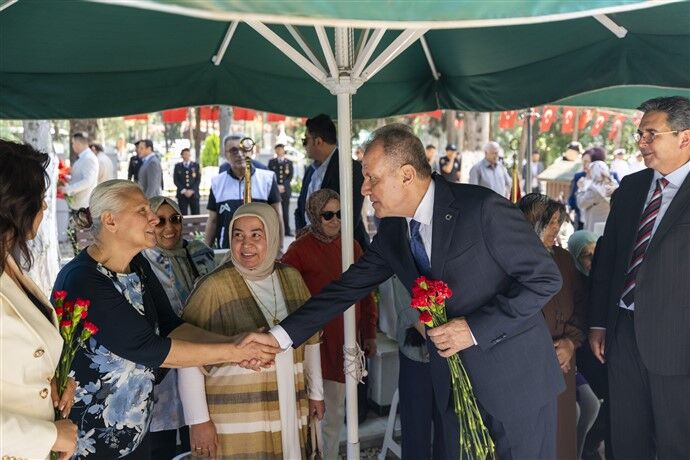 Başkan Seçer, Kurban Bayrami Ari̇fesi̇nde Şehi̇tli̇ği̇ Zi̇yaret Etti̇ Ve Kent Protokolü İle Bayramlaşti (4)