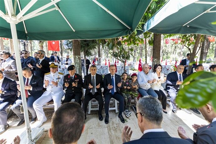 Başkan Seçer, Kurban Bayrami Ari̇fesi̇nde Şehi̇tli̇ği̇ Zi̇yaret Etti̇ Ve Kent Protokolü İle Bayramlaşti (8)