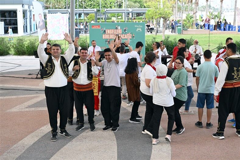Büyükşehi̇r’i̇n ‘Engelleri̇ Bi̇rli̇kte Aşacağiz’ Mesaji Mersi̇n’den Yükseldi̇ (14)