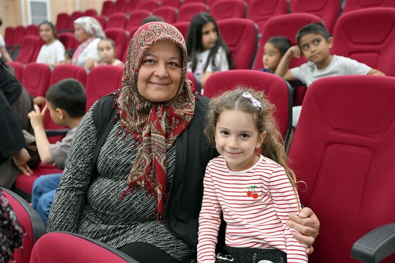 Mersi̇n Büyükşehi̇r, Çocuklari ‘Hayal Dünyasi’nin Rengârenk Sahnesi̇nde Buluşturdu (4)