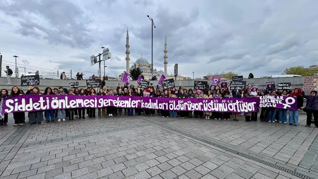 “Bizi Sizden Kim Koruyacak?”: İstanbul'da Kadınlar Zincir Oldu, Adalet İstedi