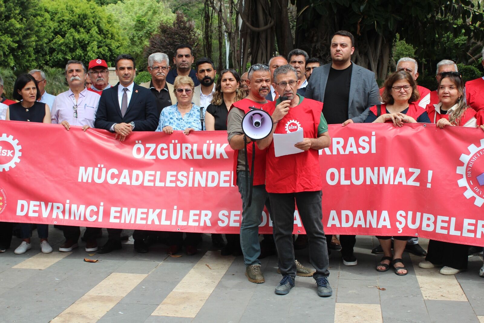 “Emeklinin sabrı tükendi”: Dev Emekli-Sen Adana’da sefalet düzenine karşı alanlardaydı