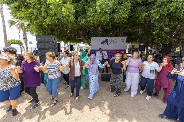 Başkan Seçer İle Meral Seçer, Evi̇mi̇z Atölye Projesi̇ni̇n Üreten Kadinlariyla Buluştu (16)