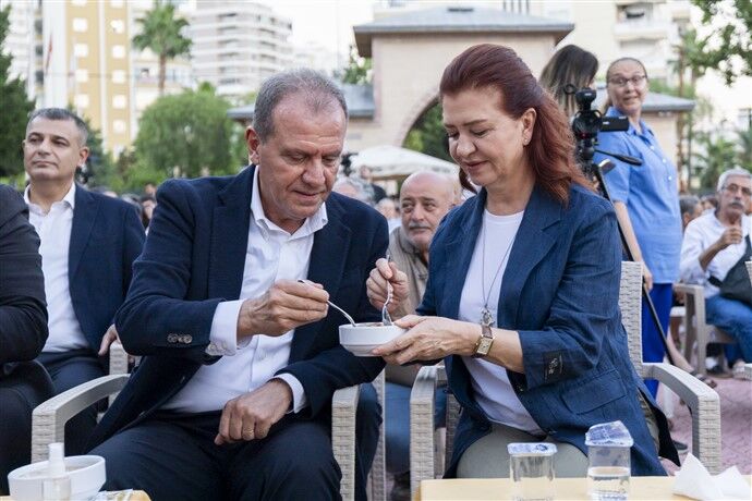 Başkan Seçer İle Meral Seçer, Mersi̇n Cemevi̇ Tarafindan Düzenlenen Aşure Programina Katildi (1)