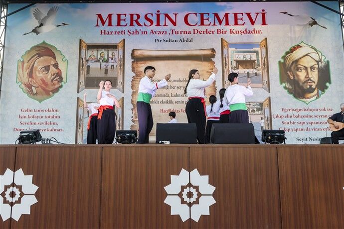 Başkan Seçer İle Meral Seçer, Mersi̇n Cemevi̇ Tarafindan Düzenlenen Aşure Programina Katildi (4)