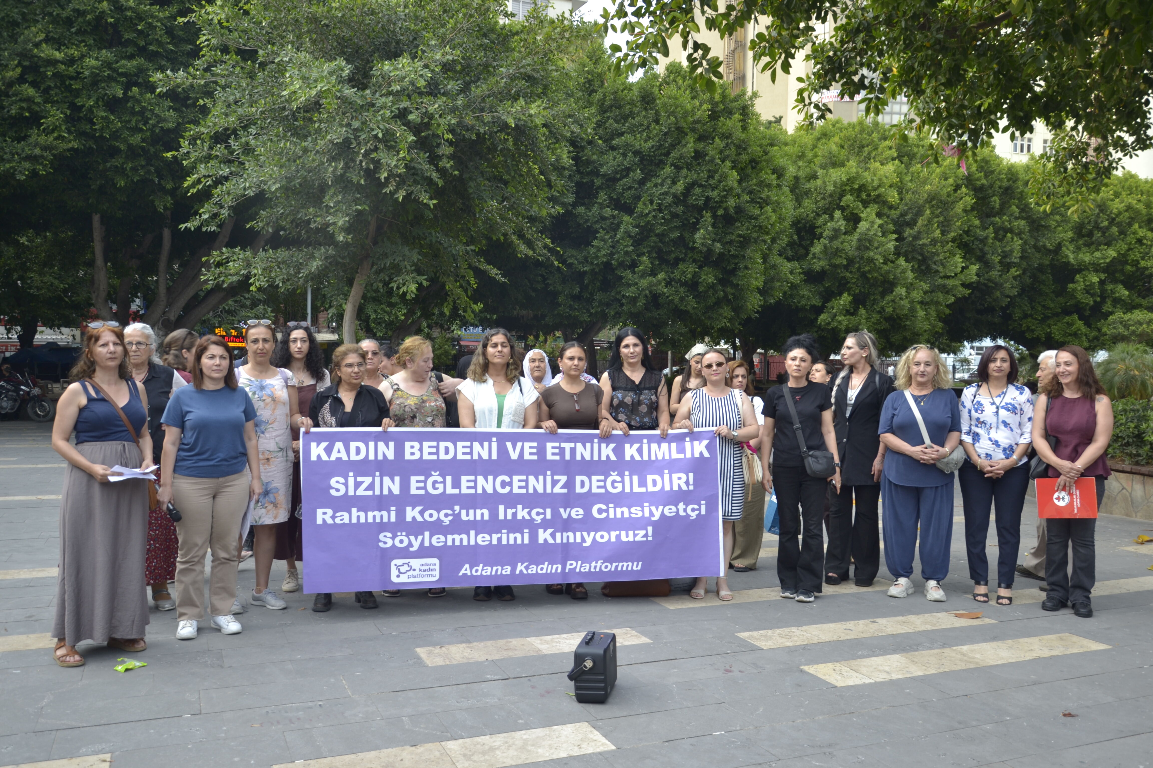 Adana Kadın Platformu'ndan Rahmi Koç'un sözlerine tepki: "Irkçılık ve cinsiyetçilik mizah değildir"