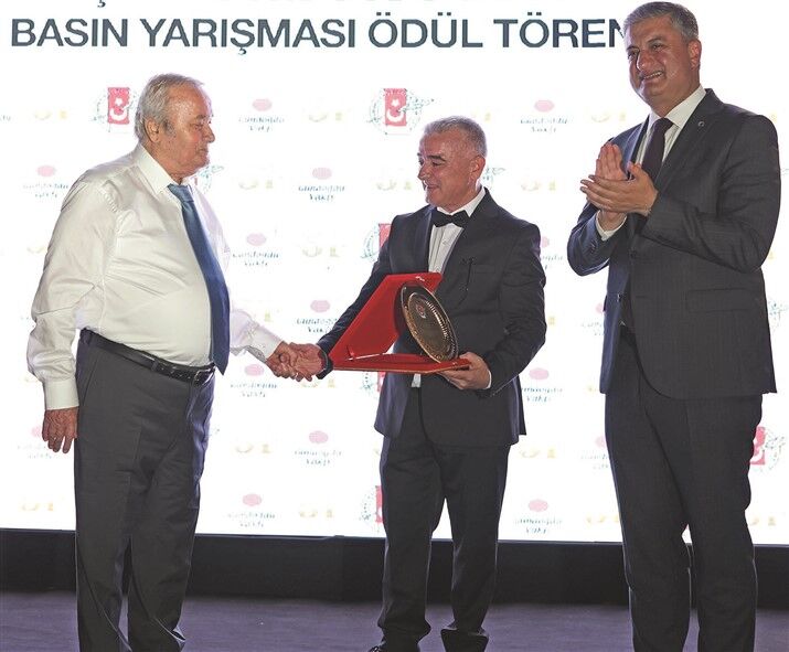 Kurtar Çakın'a Plaket Başkan Kurtul Çakın'dan