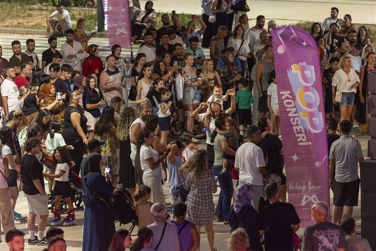Büyükşehi̇r’i̇n Sanatçilari Yayladan Sahi̇le Mersi̇n’i̇n Her Yeri̇nde (6)