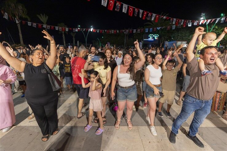 Büyükşehi̇r’i̇n Sanatçilari Yayladan Sahi̇le Mersi̇n’i̇n Her Yeri̇nde (8)