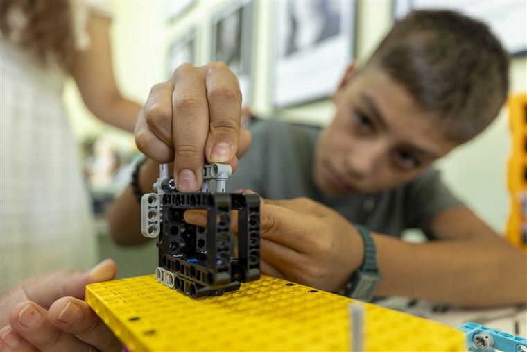 Mersi̇n Büyükşehi̇r’i̇n Mi̇ni̇k Muci̇tleri̇ ‘Rubi̇k Küp Çözen Robot’ Tasarladi (3)