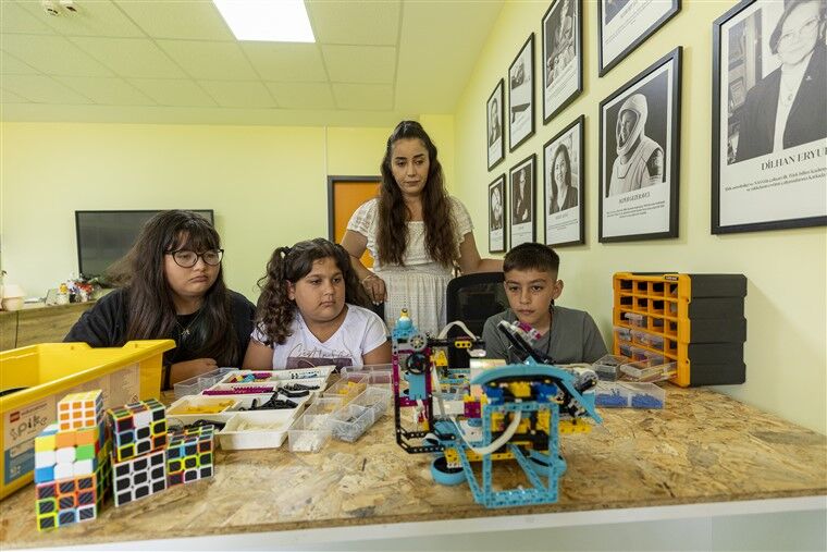 Mersi̇n Büyükşehi̇r’i̇n Mi̇ni̇k Muci̇tleri̇ ‘Rubi̇k Küp Çözen Robot’ Tasarladi (4)