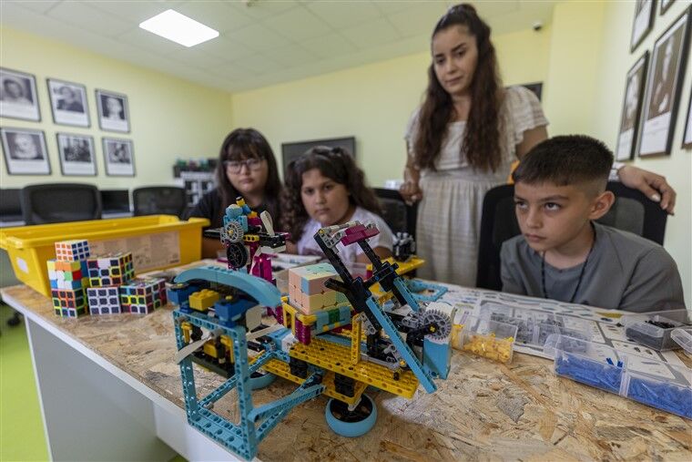 Mersi̇n Büyükşehi̇r’i̇n Mi̇ni̇k Muci̇tleri̇ ‘Rubi̇k Küp Çözen Robot’ Tasarladi (6)