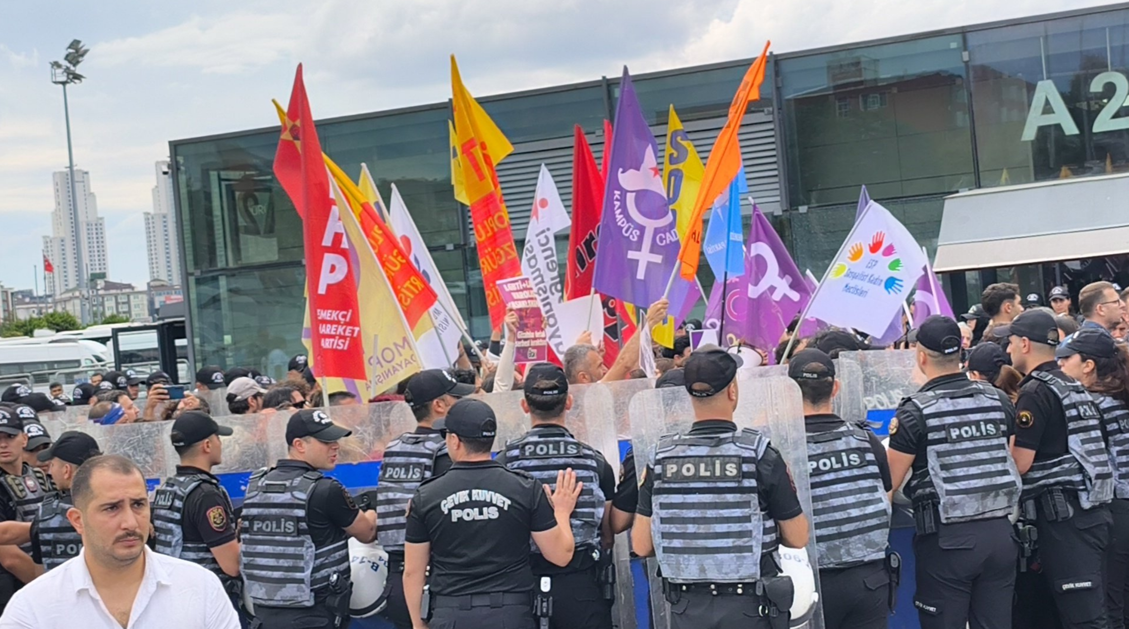 Çağlayan’da LGBTİ+’larla Dayanışma Eylemine Polis Müdahalesi: 100’den Fazla Gözaltı