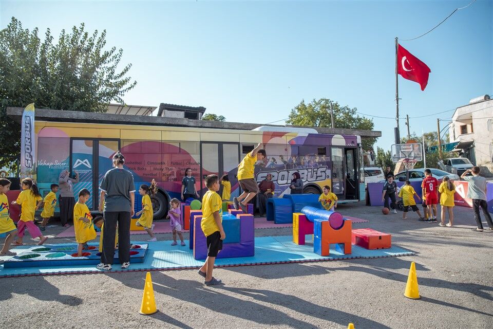 Mersi̇n Büyükşehi̇r’i̇n ‘Sporbüs Projesi̇’ 26 Bi̇n Çocuğa Ulaşti (5)