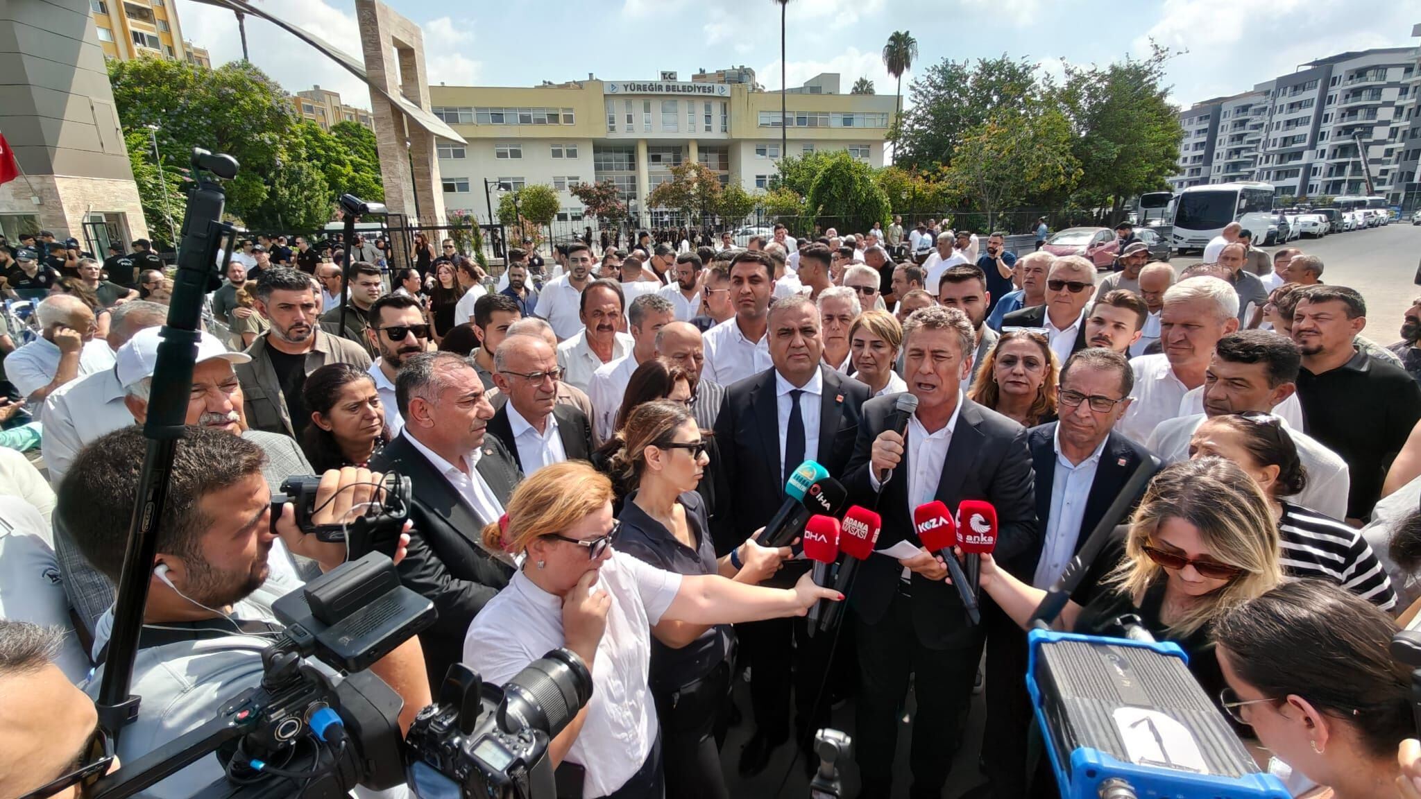 Yargı Eliyle AKP'ye Verilen Yüreğir Belediyesi Önünde Protesto