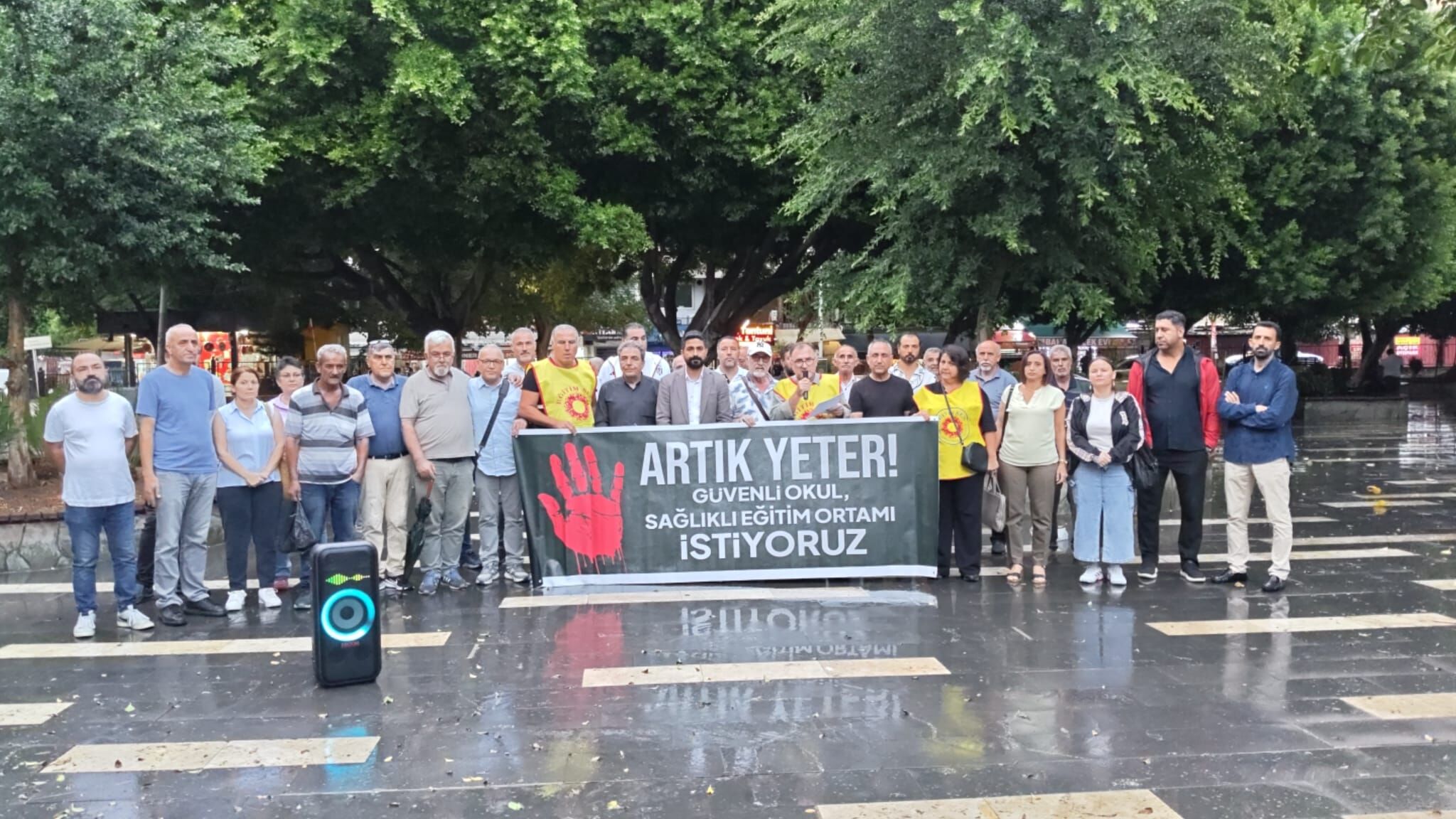 Adana’da yağmur altında şiddete karşı çağrı: Cudi İmrek “Yeter artık” dedi