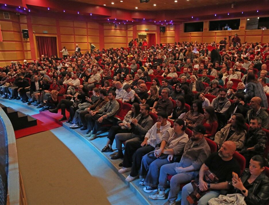 Şehi̇r Ti̇yatrolarinda Yeni̇ Sezonun İlk Oyunu “Veri̇msi̇zler” Seyi̇rci̇yle Buluştu (3)