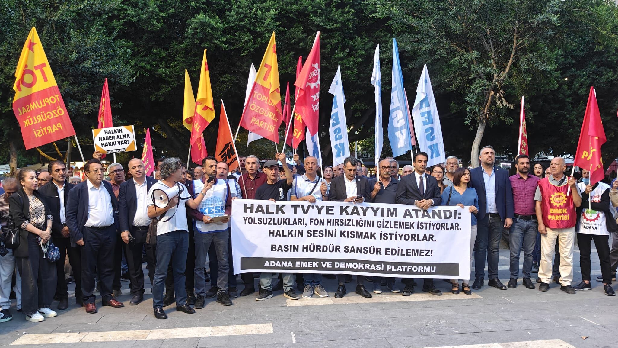 Adana’dan Halk TV’ye dayanışma: “Özgür basın susturulamaz, karanlığa geçit vermeyeceğiz!”